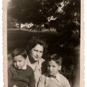 1953--alcides junto a su madre y hermano--montevideo.jpg